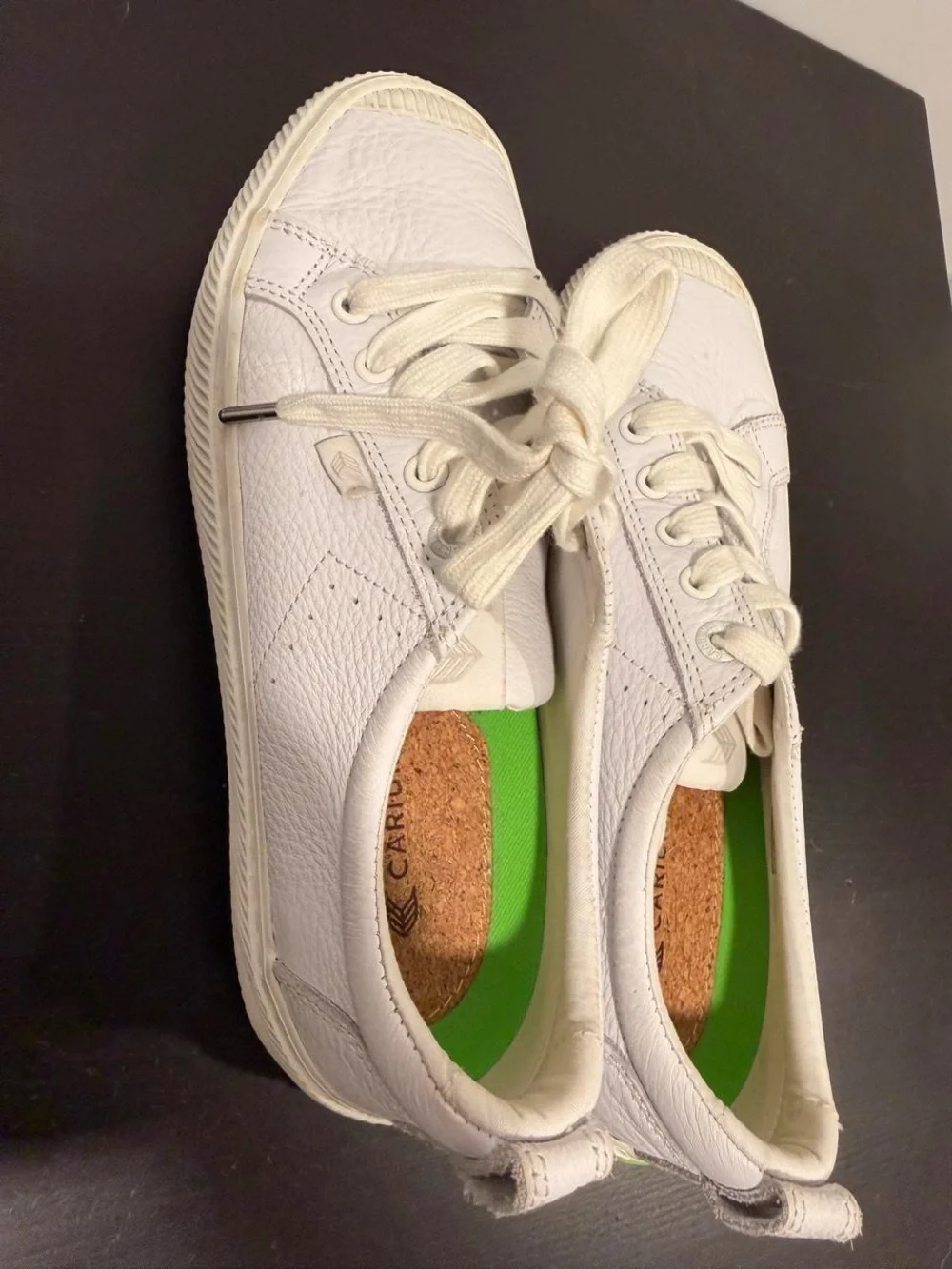Cariuma never worn
